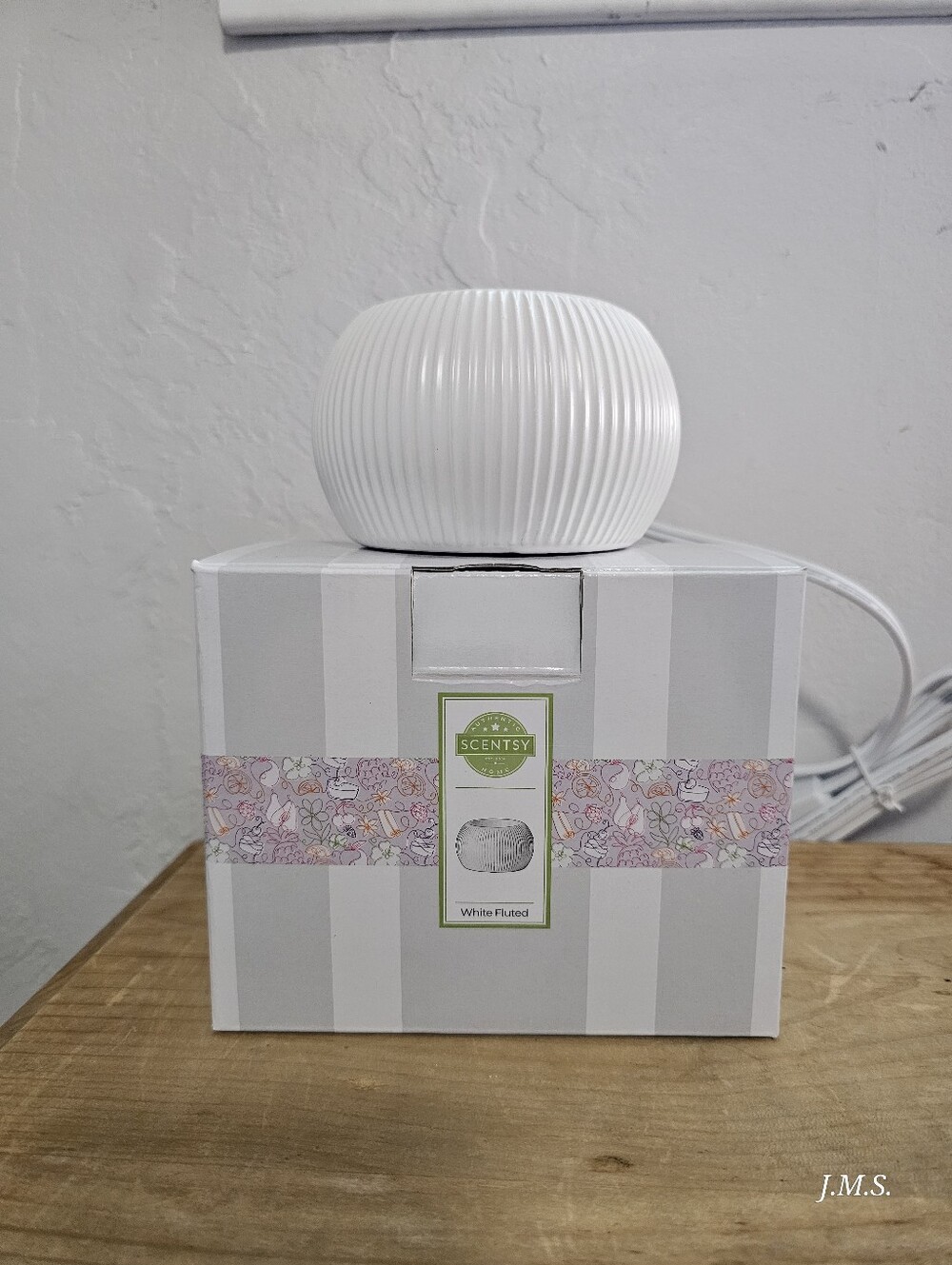 Scentsy White Ribbed Ceramic Warmer